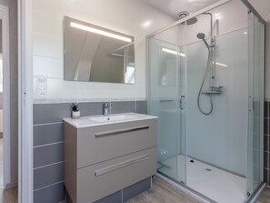 Mirror, Plumbing Fixture, Property, Sink, Tap, Shower Head, Bathroom, Bathroom Cabinet, Shower Bar