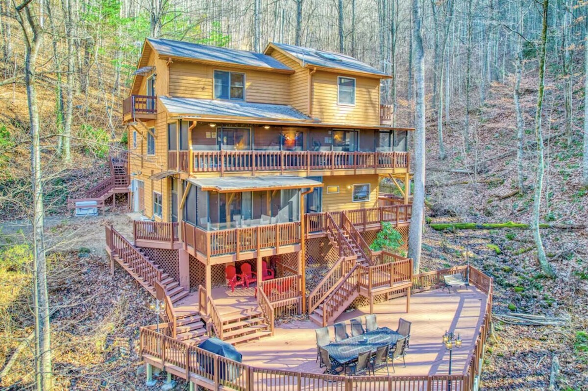 Treetop Towers: Three-story home with a private hot tub, 2 kitchens, game room