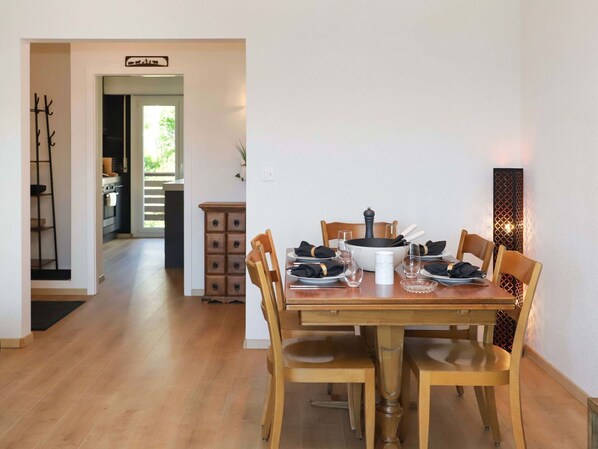 Table, Meubles, Chaise, Porte, Bois, Bâtiment, Sol, Sol, Tache De Bois, Immobilier