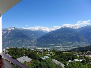 Ciel, Nuage, Montagne, Écorégion, Bleu Azur, Bâtiment, Montagnes, Plante, Arbre, Cumulus