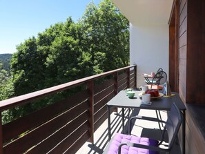 Bâtiment, Ciel, Arbre, Table, Pot De Fleur, Plante, Bois, Porche, Clôture, Immobilier