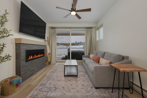 Cozy Living Room, Deck Access with Private Hot Tub