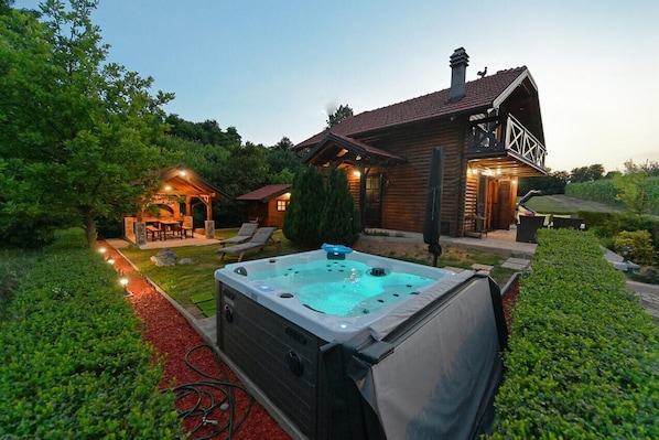 Outdoor spa tub