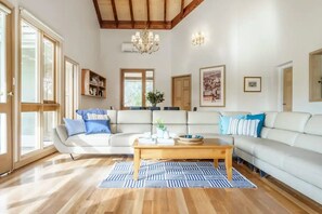 Gorgeous and comfy lounge