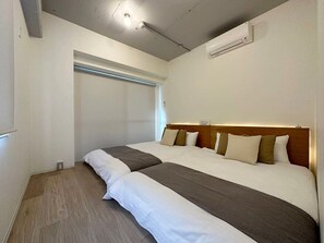 Bedroom 2 w/ 2 double deb