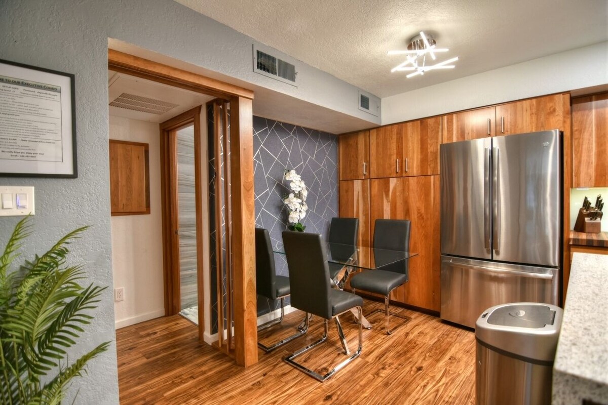 Luxurious 2B/2B Executive Condo Pets Considered, Heated Community Pool & Hot Tub