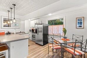 Front unit fully equipped kitchen with updated appliances and 4-person dining table