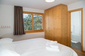 Master bedroom with a double bed and integrated bathroom with a shower