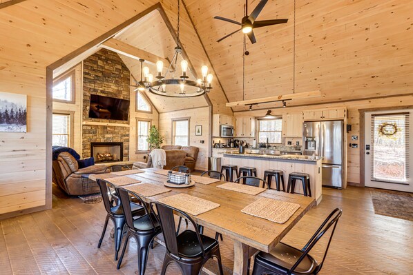 Blue Ridge Vacation Rental | 3BR | 3.5BA | 7 Steps Required | 2,530 Sq Ft