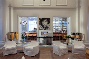 Temporary art gallery