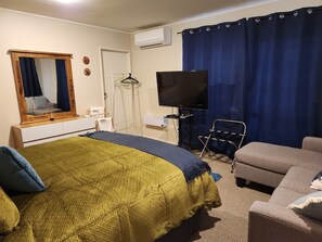 Master - King Bed + TV