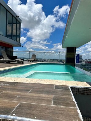 Piscina infinita donde te relajaras desde un 11avo piso con vista estupenda.