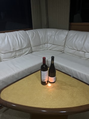 Romantic getaway, plenty of room for family and friends. Don’t forget scruffy!