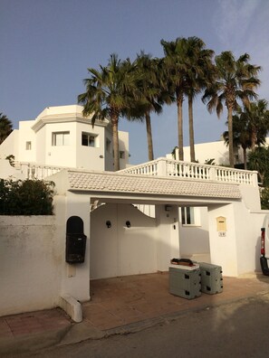Entré de la villa au 10 Rue Chaambi, Gammarth Supérieur