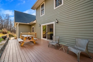 There is a picnic table and plenty of outdoor seating to enjoy an outdoor meal or to play games.
