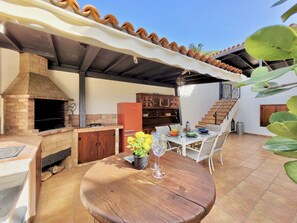 barbacoa al aire libre con comedor y cocina