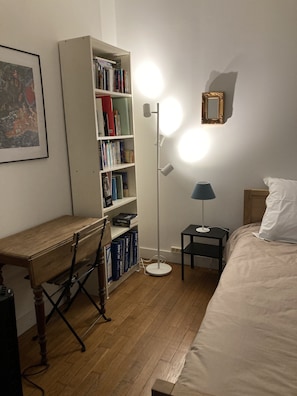 Chambre avec bureau, étagère.