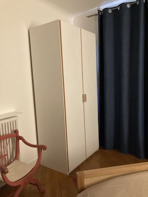 Chambre avec armoire