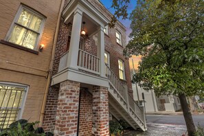 This end unit home faces a tree-lined street, within walking distance to restaurants, venues, bars and more!