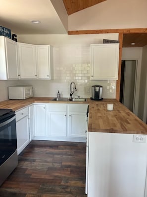 Brand new kitchen with all the comforts of home!