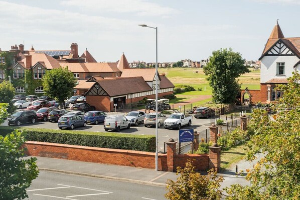 The View: enjoy stunning views overlooking the iconic Royal Liverpool Golf Club from the comfort of our beautifully refurbished flat.   A short walk away to the Course.