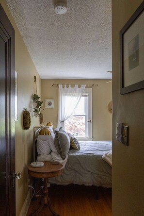 Queen bedroom with screened in porch 