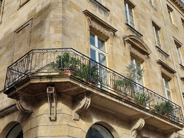 le balcon d'angle de l'appartement