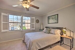 Master Bedroom w/ Queen Bed