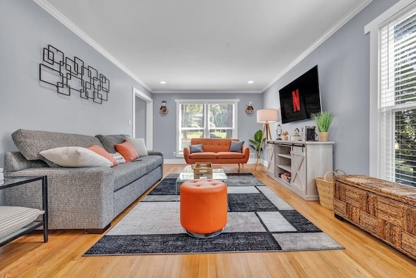 Jazzy living room w/ 60in 4K TV!