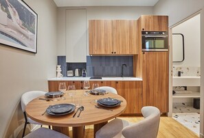 Cuisine américaine et table pour diner