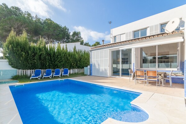 Beautiful villa with swimming pool