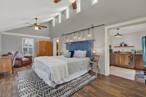 Unwind in the luxurious king bed.