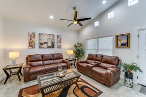 Living Room | Free WiFi | Smart TV