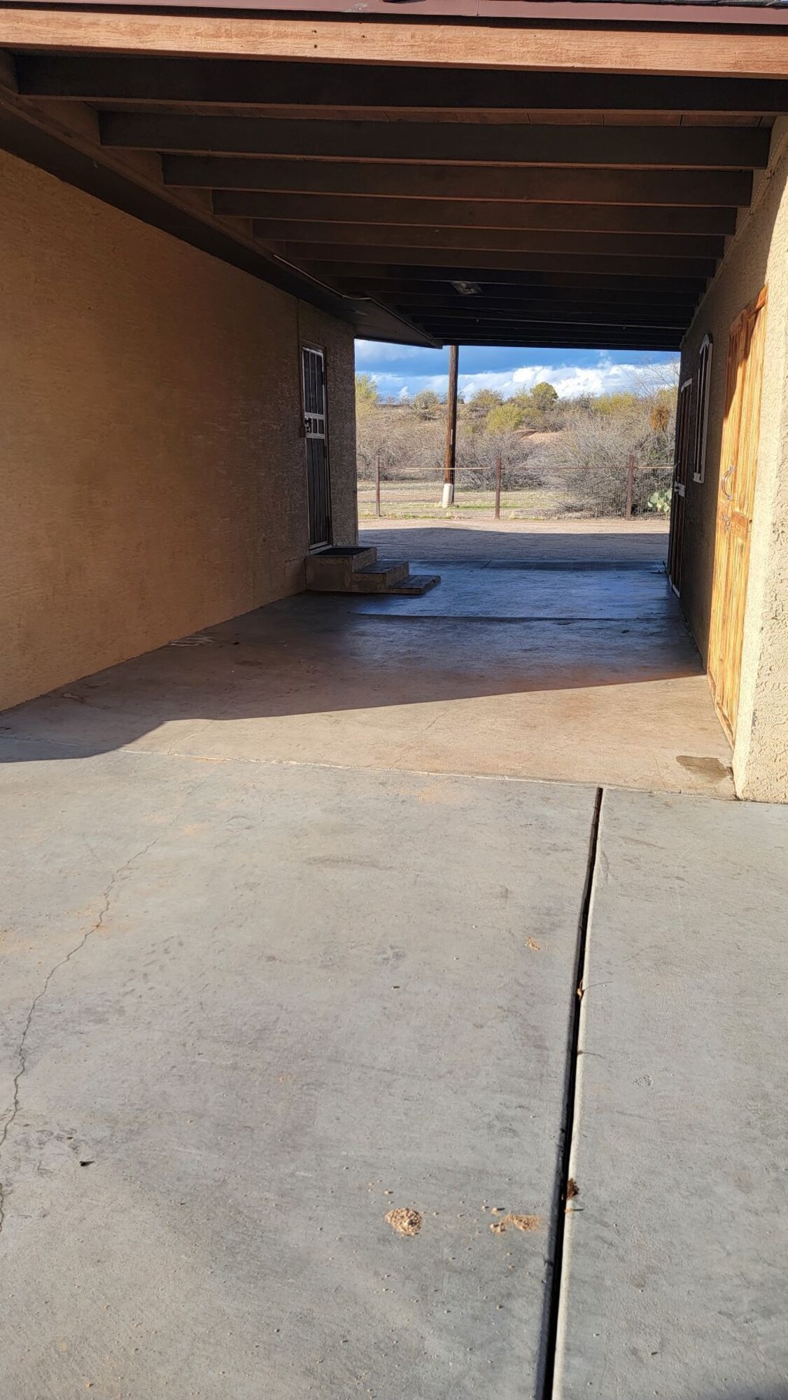 Welcome to Wickenburg. Clean home located less than a mile from downtown