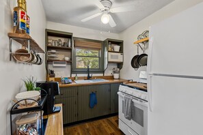 Fully stocked kitchen, dishes for up to 6 people.