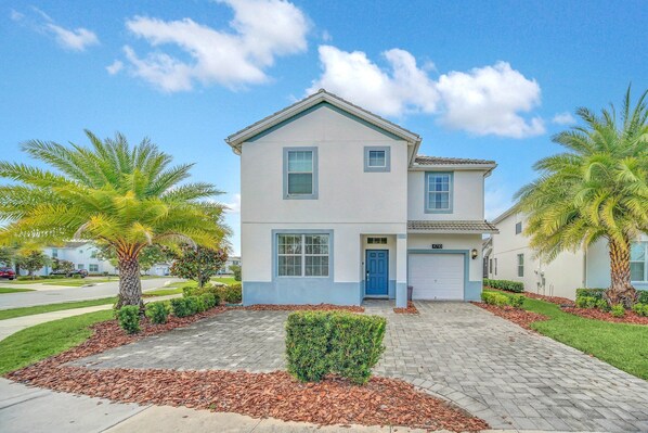 Beautiful 6 bed 5 bath villa located in Storey Lake Resort