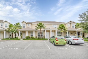 Beautiful 3 bed 3 bath townhome located in Serenity