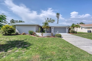 Beautiful 3 bed 2 bath villa located in Charlotte Harbor Area
