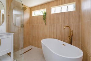  This villa has a total of 2 bathrooms.
