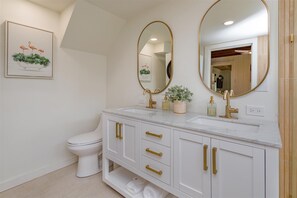  This villa has a total of 2 bathrooms.