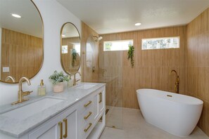  This villa has a total of 2 bathrooms.