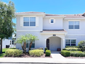 Beautiful 5 bed 4 bath townhome located in Champions Gate Resort