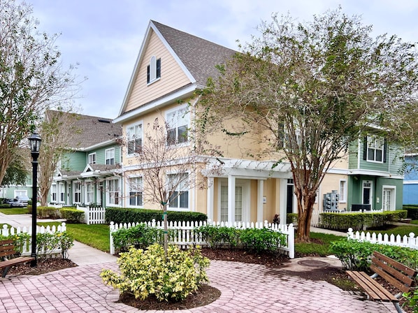 Beautiful 4 bed 3 bath townhome located in Venetian Bay