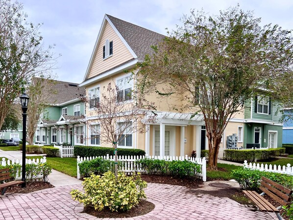Beautiful 4 bed 3 bath townhome located in Venetian Bay