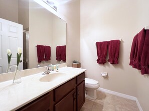  This villa has a total of 3 bathrooms.