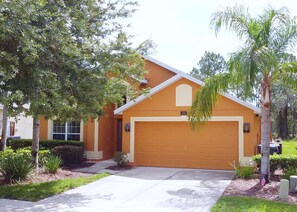 Beautiful 4 bed 3 bath villa located in Watersong