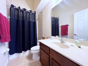  This villa has a total of 3 bathrooms.