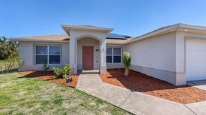 Beautiful 4 bed 2 bath villa located in Charlotte Harbor Area