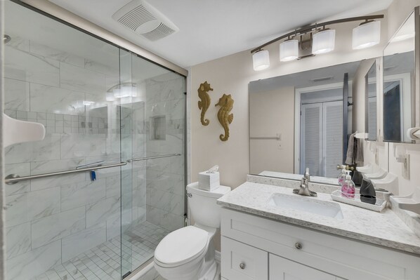 This condo has a total of 2 bathrooms.
