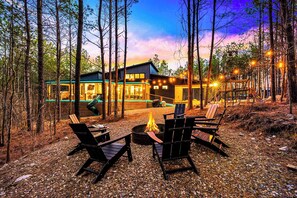 Relax by the fire at Aces Wild Cabin, surrounded by nature and stunning views. The perfect spot for family fun and cozy evenings